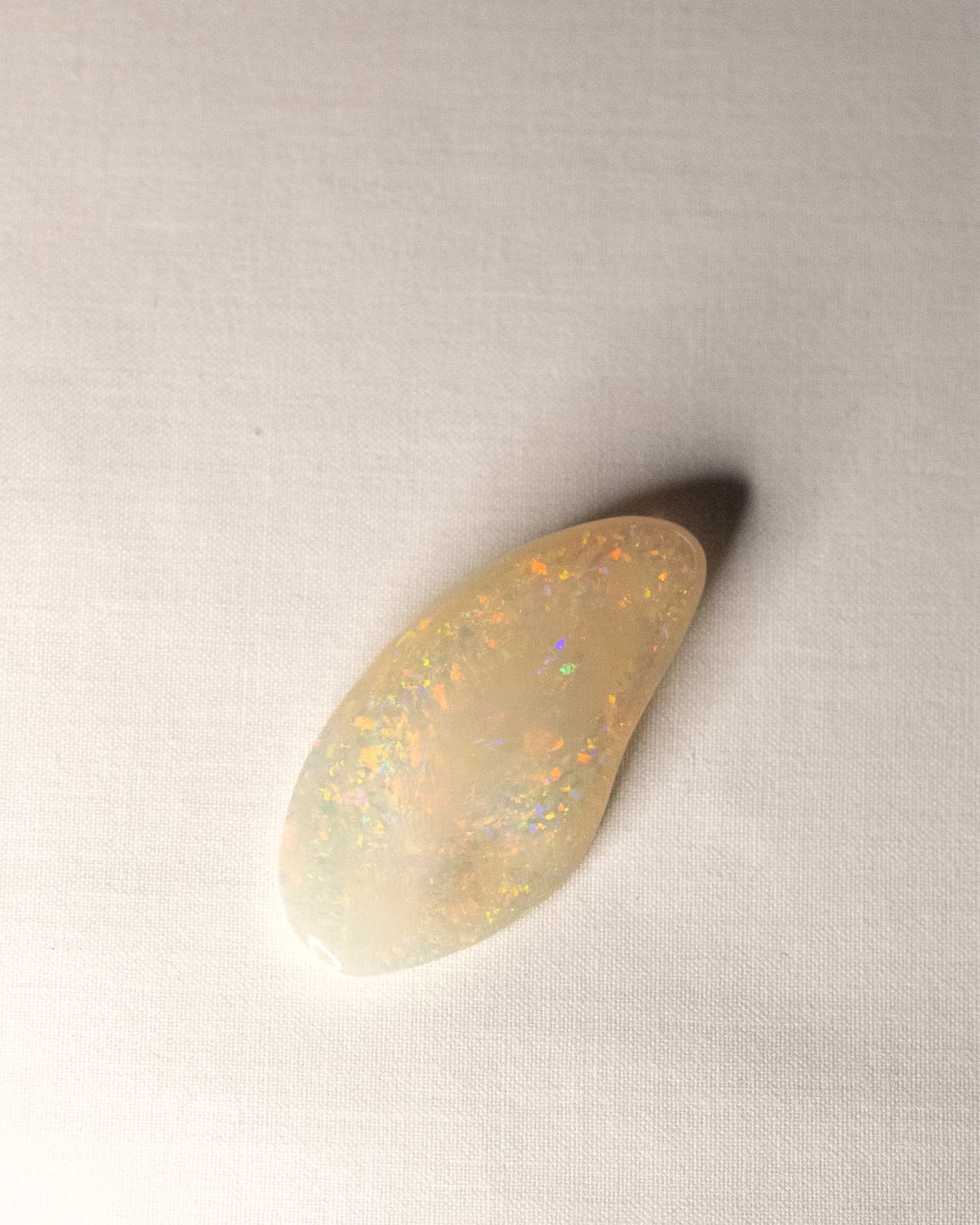 Opal No. 016, top view of the curved face full of colour