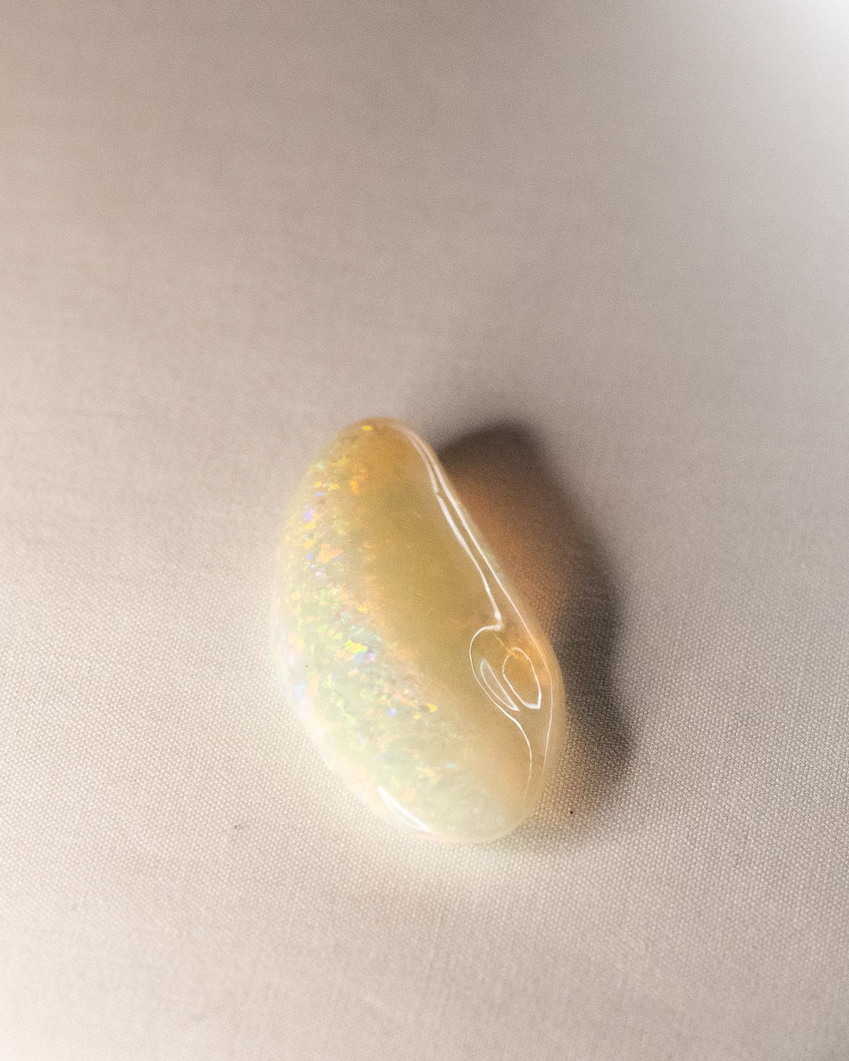 Opal No. 016, end view showing colour along one edge