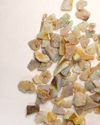 Opal No. 020, close view of the lot with flashes of green and violet